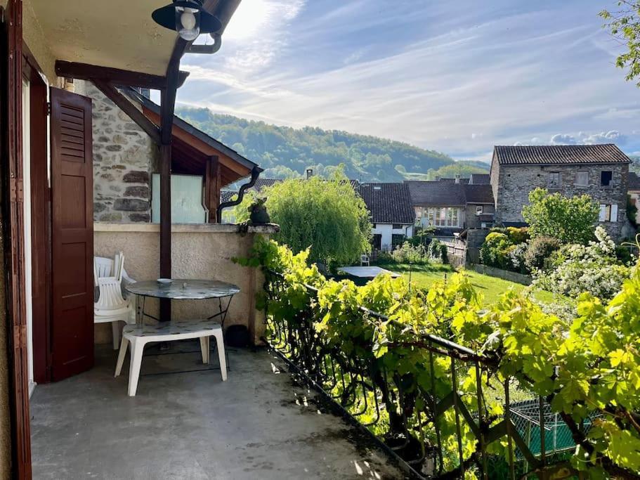 La Petite Ourse Maison De Village A Oust 외부 사진